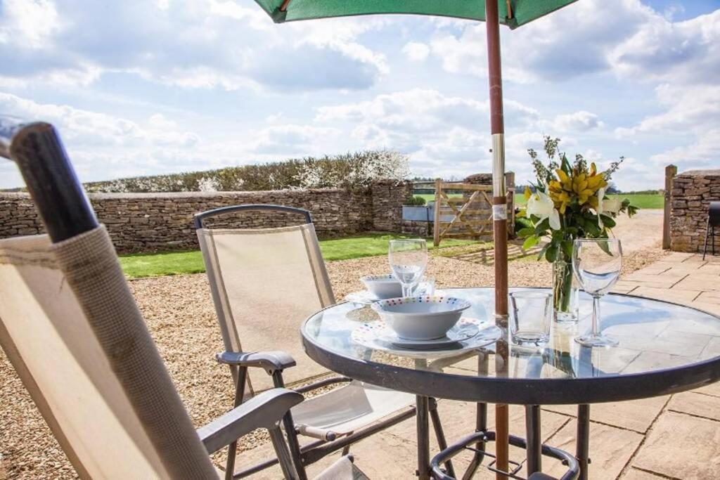 Secluded Romantic Cotswolds Barn - Sleeps 2 To 4 - Near Cirencester - Dog Friendly Kemble Exterior foto
