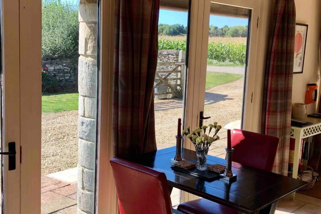 Secluded Romantic Cotswolds Barn - Sleeps 2 To 4 - Near Cirencester - Dog Friendly Kemble Exterior foto