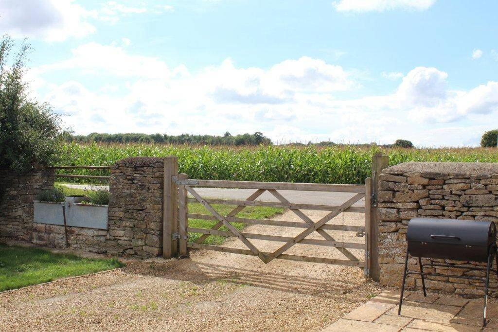 Secluded Romantic Cotswolds Barn - Sleeps 2 To 4 - Near Cirencester - Dog Friendly Kemble Exterior foto