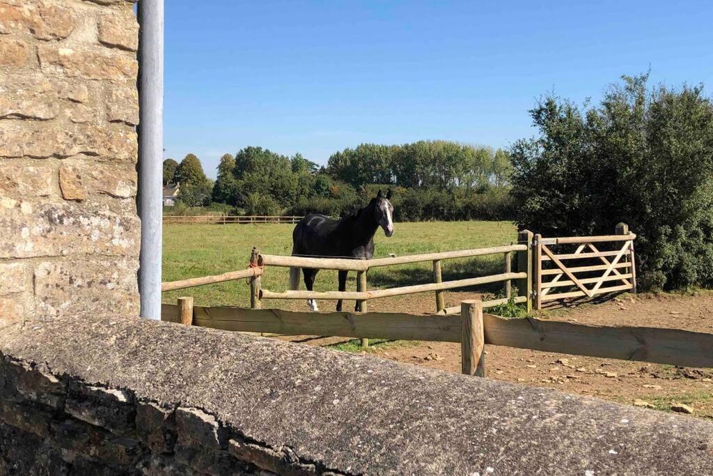 Secluded Romantic Cotswolds Barn - Sleeps 2 To 4 - Near Cirencester - Dog Friendly Kemble Exterior foto